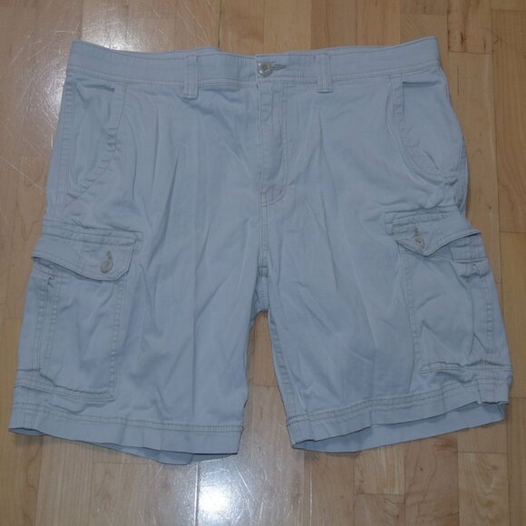 ST. JOHN'S BAY Men's Sz 40 COMFORT , STRETCH WAIST Cargo Shorts - EXCELLENT - Picture 1 of 6